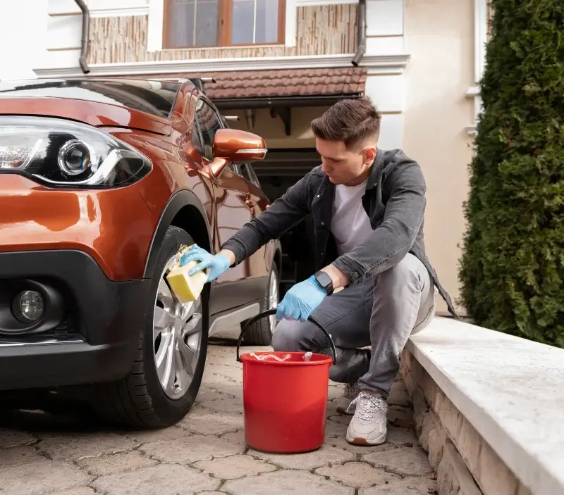 Lavage auto à domicile Vinezac : professionnel intervenant sur un véhicule